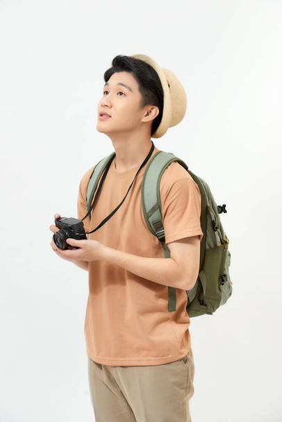 junger schöner Mann Tourist mit Kamera in der Hand isoliert  - Foto, Bild