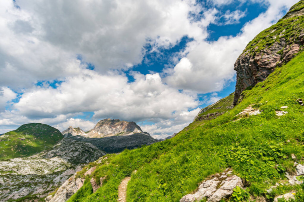 Φανταστική πεζοπορία στα βουνά Lechquellen στο Vorarlberg της Αυστρίας κοντά στο Lech, Warth, Bludenz - Φωτογραφία, εικόνα