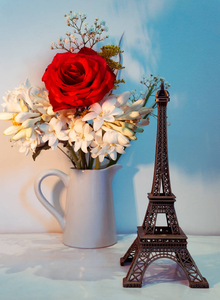 Miniaturní Eiffelova věž s čerstvými růžemi Francouzská kultura koncepce - Fotografie, Obrázek