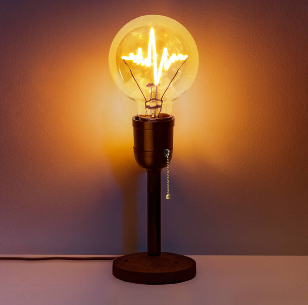 Luminária quente bonita do estilo do vintage com lâmpada brilhante girou sobre a casa moderna - Foto, Imagem