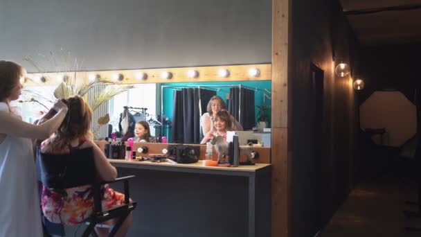 makeup artist, stylist does makeup and styling woman. dressing room in Studio. - Πλάνα, βίντεο