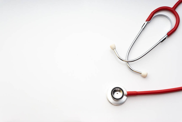 Stethoskop auf weißem Hintergrund. Gesundheitswesen als Kopierraum - Foto, Bild