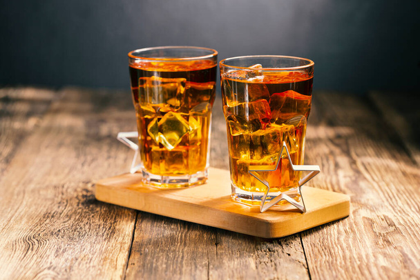 Bebida de verão Chá gelado ou rum com gelo, close-up
 - Foto, Imagem