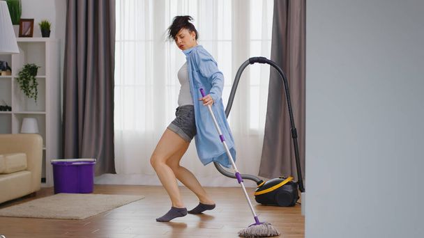 Donna che fa le pulizie - Foto, immagini