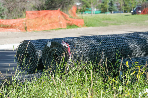 Rotoli di recinzione in rete metallica a bordo strada in un cantiere - Foto, immagini
