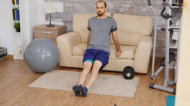 Entrenamiento de tríceps en el sofá
 - Foto, imagen