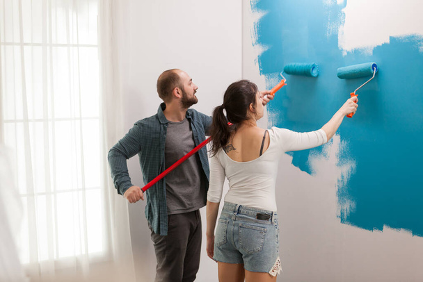 Aviomies auttaa vaimoaan maalaamaan - Valokuva, kuva