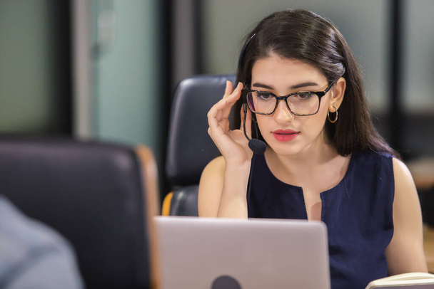 Gyönyörű nő szemüveget visel fejhallgató dolgozó call center. munkavállaló dolgozó ügyfélszolgálati üzemeltető. Üzleti koncepció banner kép mérete. - Fotó, kép