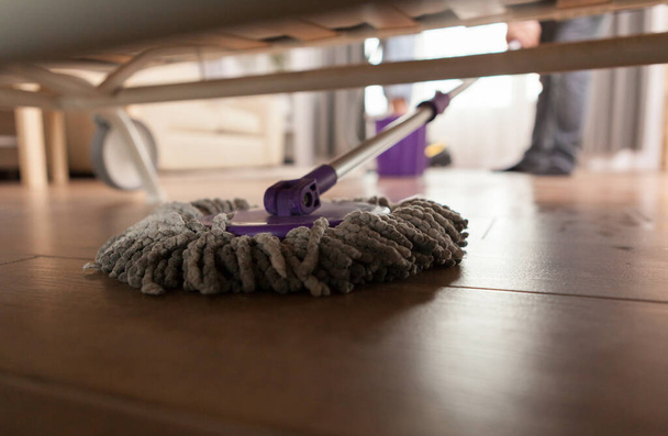Мытье под диваном - Фото, изображение