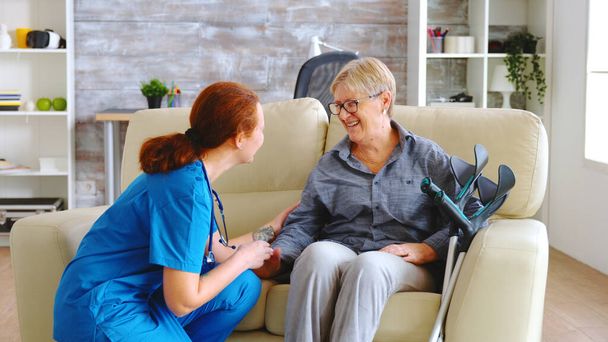 Female nurse talking with old woman with alzheimer - Photo, Image