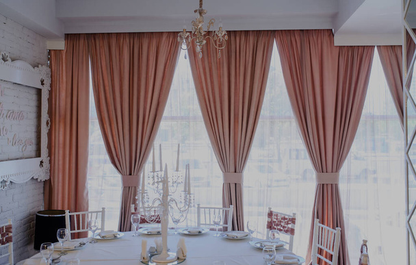 primer plano foto de una mesa en una sala de banquetes en blanco y marrón colores decorados para el evento
 - Foto, Imagen