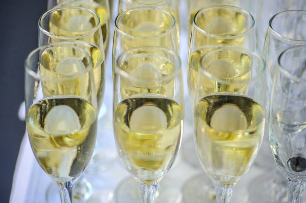 primer plano foto de copas de champán en la mesa
 - Foto, imagen