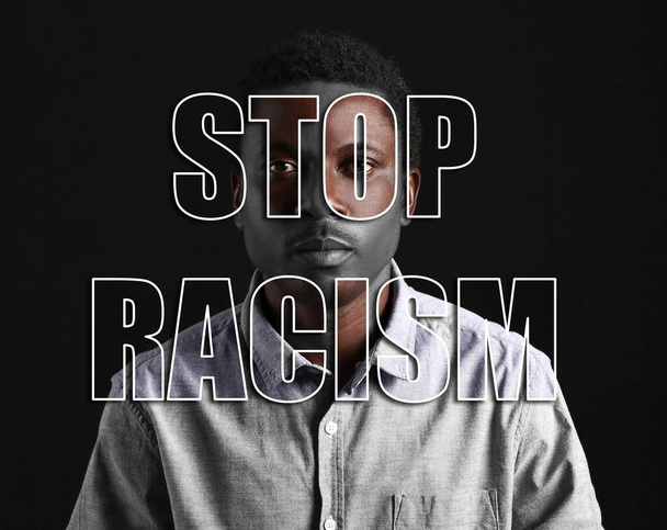 Θλιβερός Αφροαμερικανός σε σκοτεινό φόντο. Σταματήστε τον ρατσισμό - Φωτογραφία, εικόνα