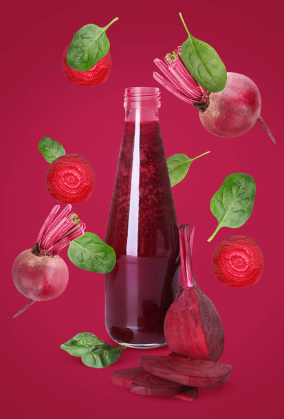 Пляшка свіжого овочевого соку та літаючих інгредієнтів на кольоровому фоні
 - Фото, зображення