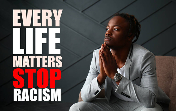 L'homme afro-américain sur fond sombre avec le texte EVERY LIFE MatTERS, STOP RACISME - Photo, image
