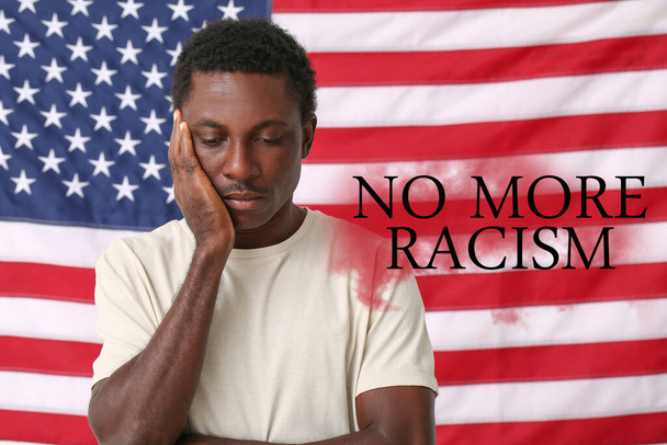 Smutny Afroamerykanin w pobliżu flagi USA. Skończ z rasizmem - Zdjęcie, obraz