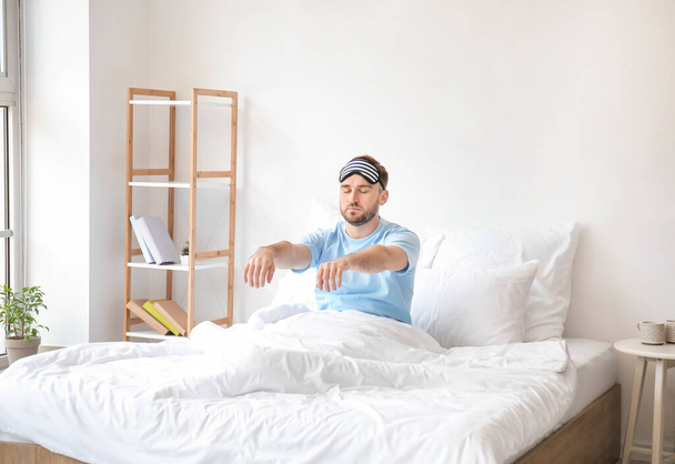 Männlicher Schlafwandler in seinem Schlafzimmer - Foto, Bild