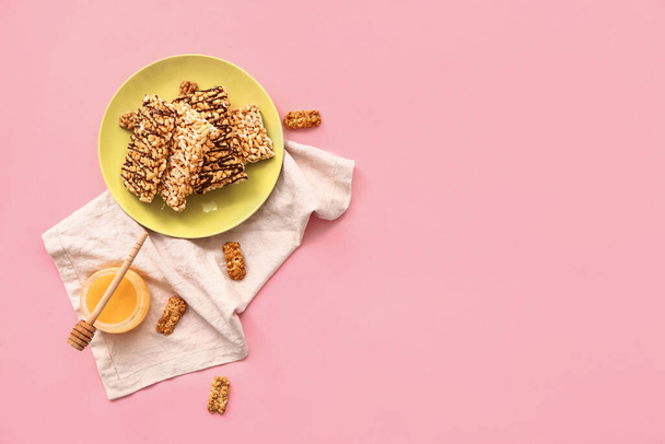 Plate with crispy rice bars and honey on color background - Foto, afbeelding