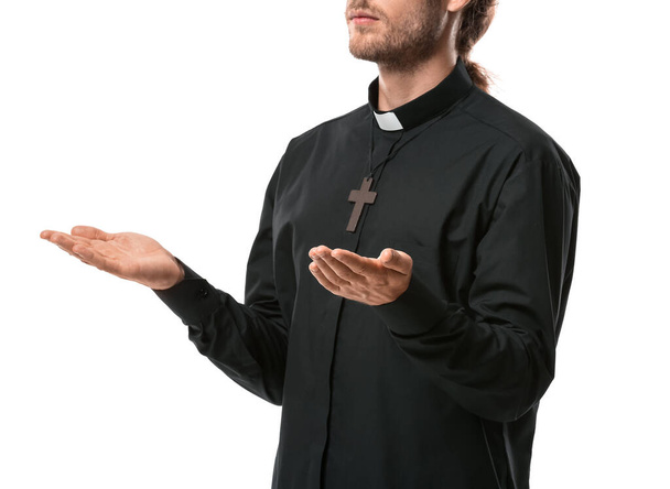 Sacerdote orante sobre fondo blanco
 - Foto, imagen