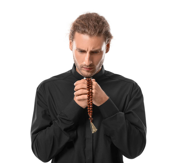 Schöner betender Priester auf weißem Hintergrund - Foto, Bild