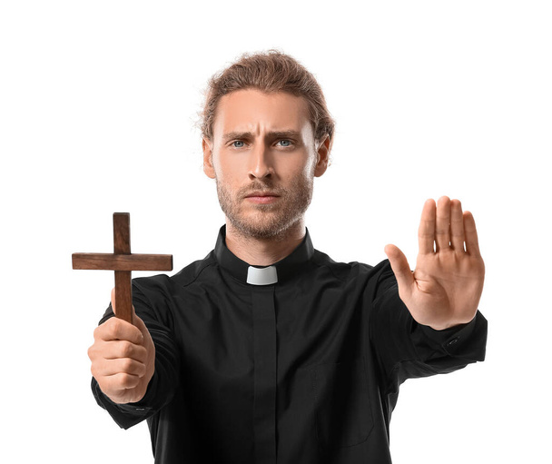 Чоловічий священик з хрестом на білому тлі
 - Фото, зображення