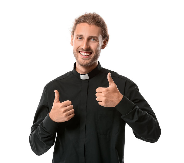 Όμορφος ιερέας που δείχνει τον αντίχειρα πάνω στο λευκό φόντο - Φωτογραφία, εικόνα