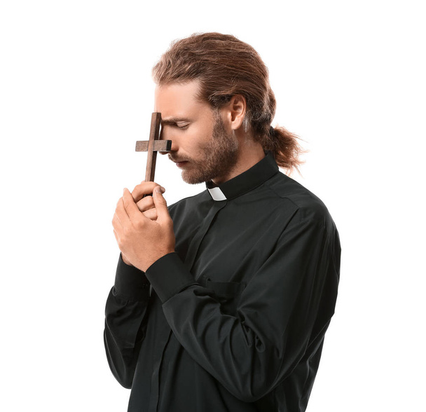 Pohledný modlící se kněz na bílém pozadí - Fotografie, Obrázek