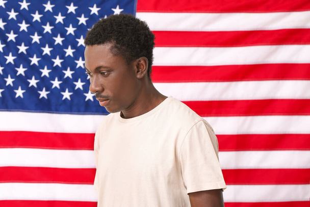 Smutný Afroameričan poblíž národní vlajky USA. Zastavit rasismus - Fotografie, Obrázek