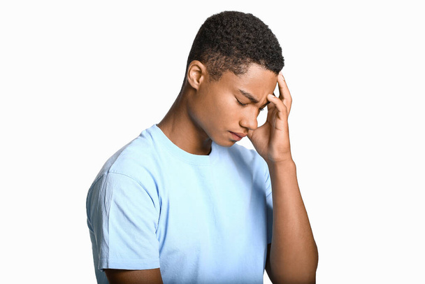 Smutný afroamerický teenager na lehkém pozadí. Zastavit rasismus - Fotografie, Obrázek