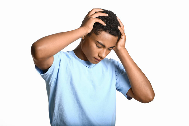 Adolescente afroamericano estresado sobre fondo claro. Detener el racismo
 - Foto, Imagen