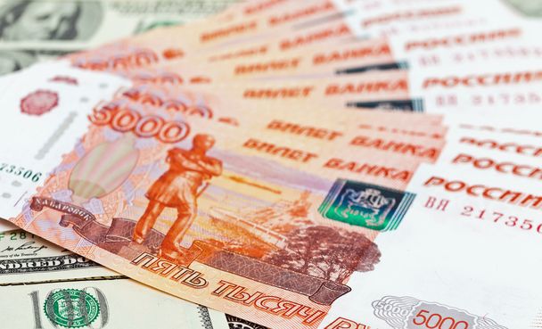 ロシア ルーブル法案ドルの背景の上に敷設 - 写真・画像