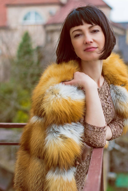 Gyönyörű középkorú barna nő vintage elemek ruhák, szőrmék és csipke ruha  - Fotó, kép