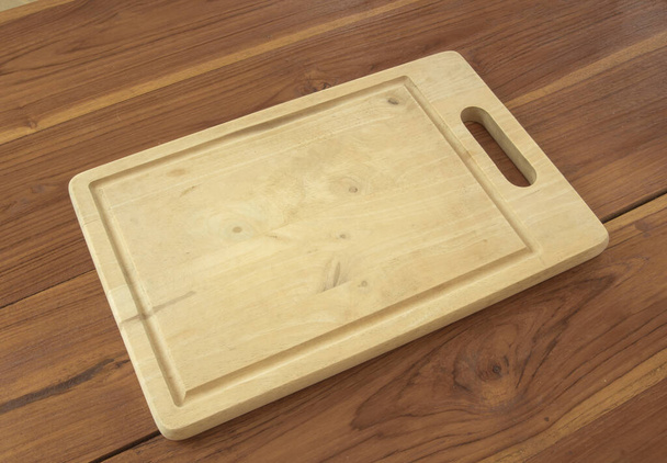 Tabla de cortar de madera en la mesa
 - Foto, imagen