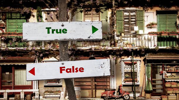 Calle Señale el Camino de la Dirección a la Verdad versus la Falsa
 - Foto, Imagen