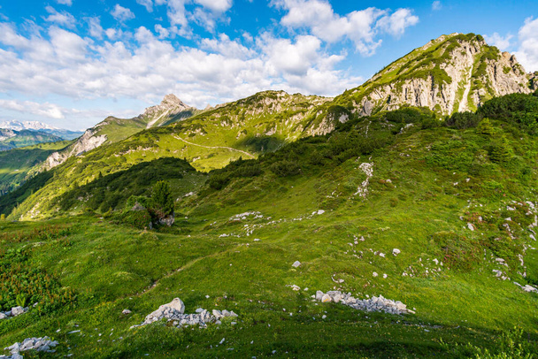 レッヒ、ワース、ブルーデンツの近くにあるヴォーアルベルクオーストリアのレッヒケレン山脈での素晴らしいハイキング - 写真・画像