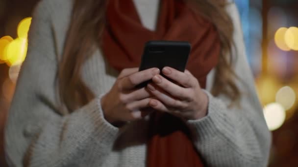 Mujer manos tocando la pantalla del teléfono al aire libre. Chica desconocida usando el teléfono celular fuera
 - Imágenes, Vídeo
