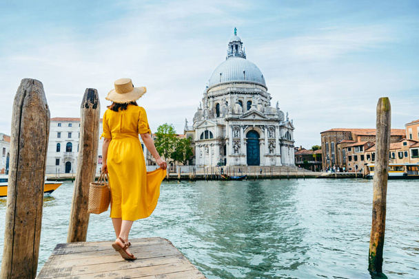 mulher em vestido de verão amarelo andando por Veneza olhando para o conceito de férias grande canal - Foto, Imagem