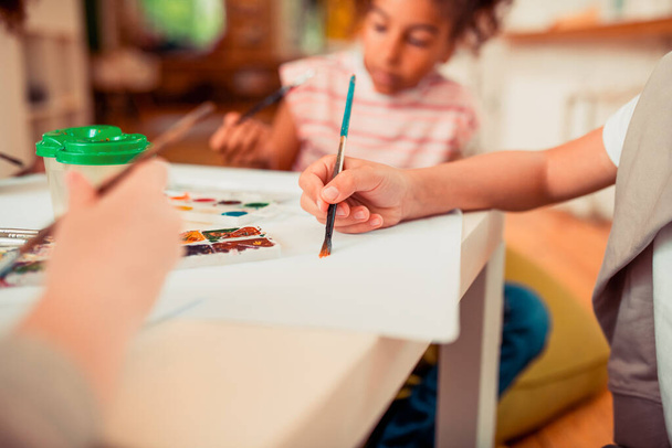 Children painting with the brush and watercolors - Valokuva, kuva