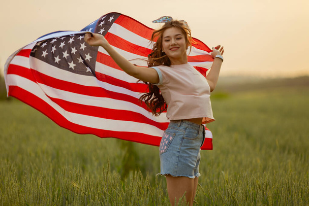 Conceito do dia da independência com a mulher deitada na bandeira americana
 - Foto, Imagem
