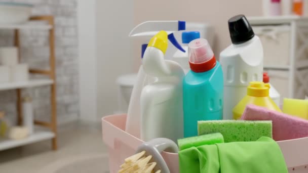 Panier avec des fournitures de nettoyage dans la salle de bain, gros plan - Séquence, vidéo