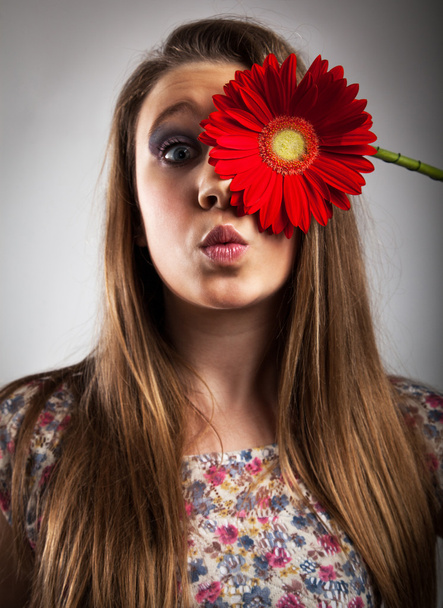 mladá dívka s červenými gerber - Fotografie, Obrázek