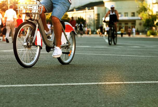 Jeune homme à vélo dans le centre-ville - Photo, image
