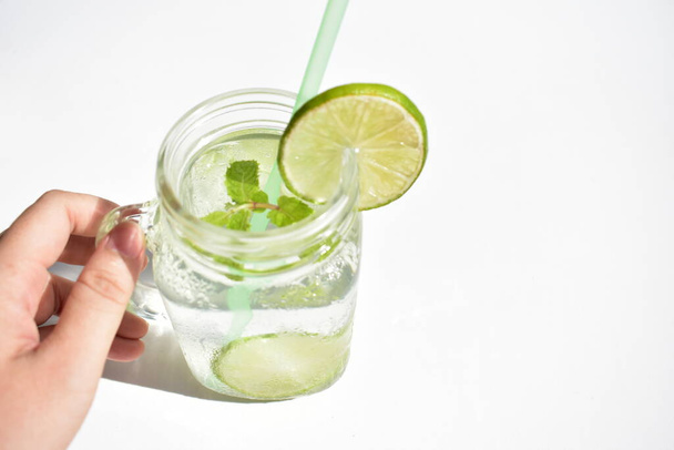 Mason sklenice limonády se zeleným plátkem citronu a mátovým listem, med izolovaný na bílém pozadí, letní nápoj, čerstvý, nápoj, domácí, cool, ovocný džus, boční pohled - Fotografie, Obrázek