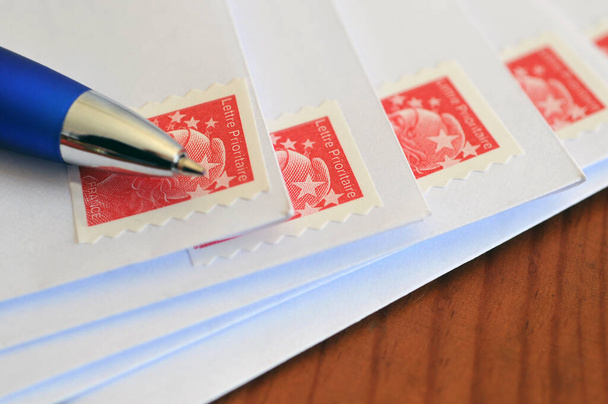 Koperty ze znaczkiem na długopis z bliska - Zdjęcie, obraz