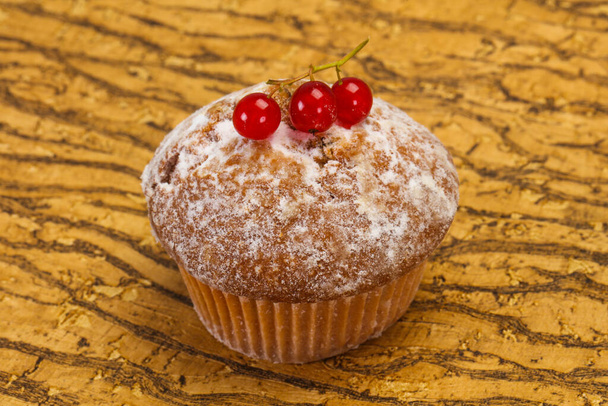Édes ízletes muffin vörös ribizlivel bogyók - Fotó, kép