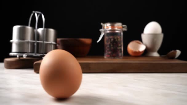 Rotazione uovo sodo sul tavolo della cucina - Filmati, video