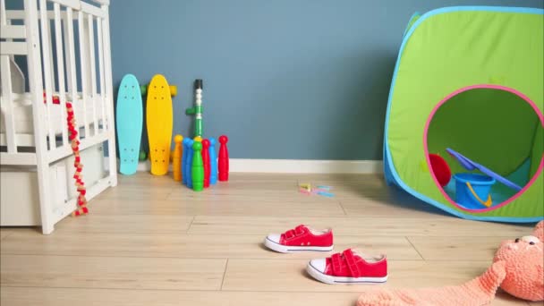 Funny stop film ruchu z dziećmi zabawki i buty - Materiał filmowy, wideo