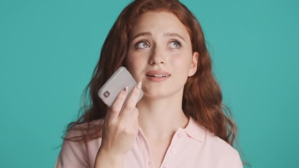 Κοντινό πλάνο όμορφη κοκκινομάλλα κορίτσι ηχογράφηση φωνητικό μήνυμα σε smartphone απομονωμένο - Πλάνα, βίντεο