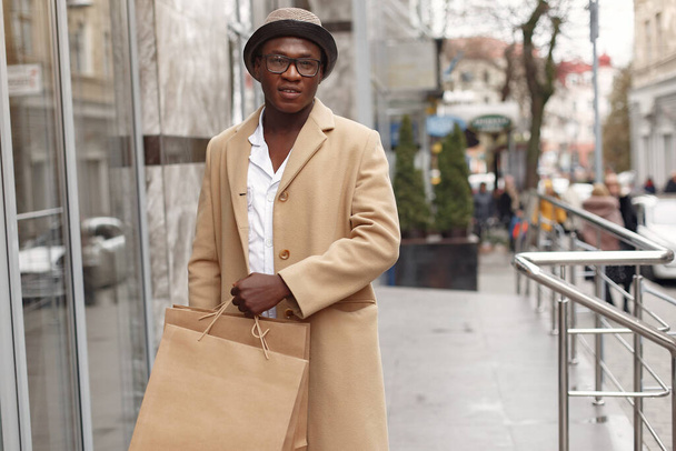 Stylish black man in a city with shopping bags - Valokuva, kuva