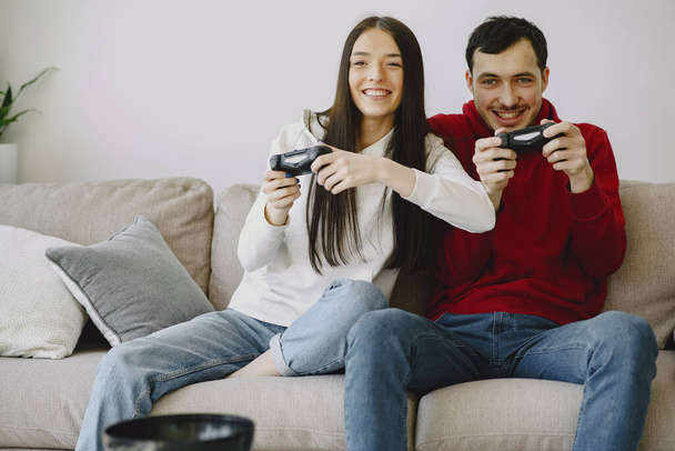 Couple at home playing in a video games - Φωτογραφία, εικόνα